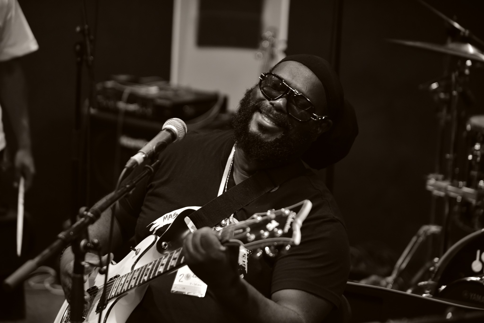 Jean-Michel SAMBA on vocals and guitar — black and white